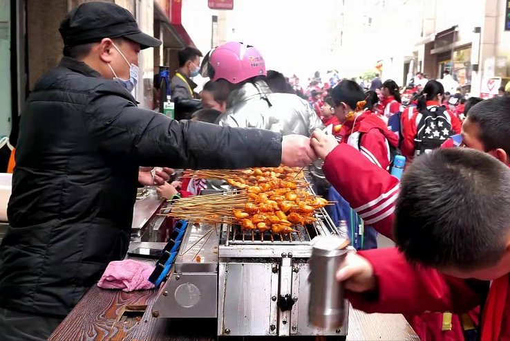 在小学门口摆摊卖油炸食品可以吗？小学生市场分析与经营策略