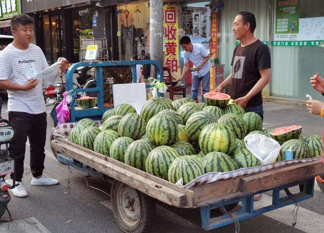 乡镇摆摊卖什么利润大？卖什么赚钱成本又低