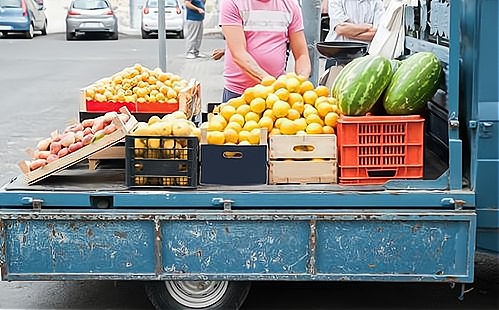 摆摊卖水果比打工强吗？能月入过万吗