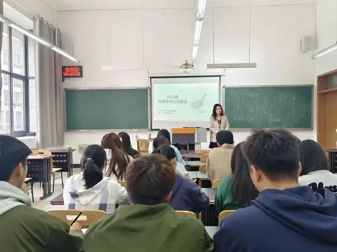 女孩子学传媒选什么专业好？什么专业就业前景好