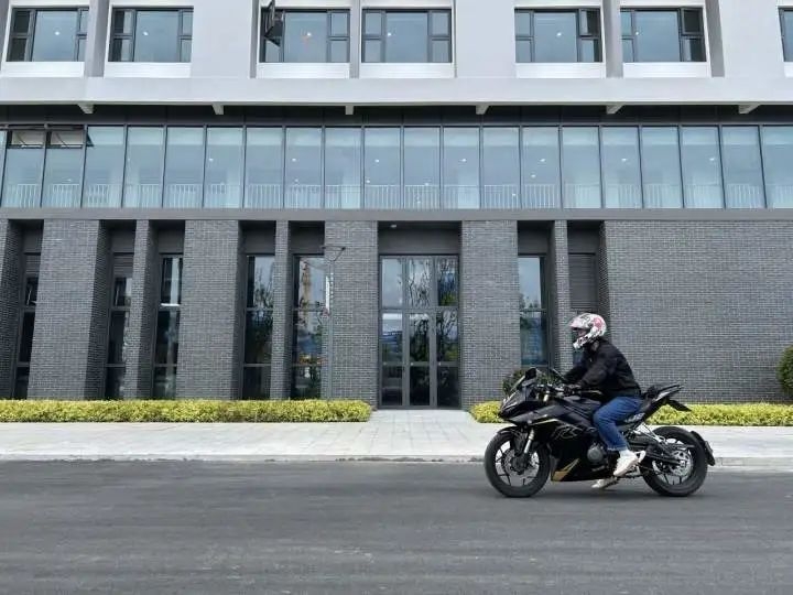 00后姑娘从北京骑摩托来浙江上学（骑1500公里引得网友称赞）